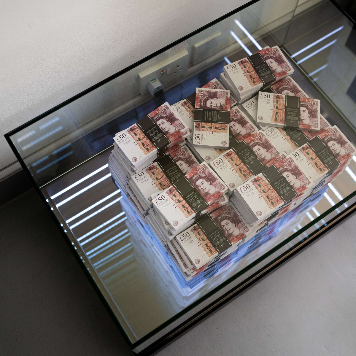 Infinite Money Table - GBP - Apart studio