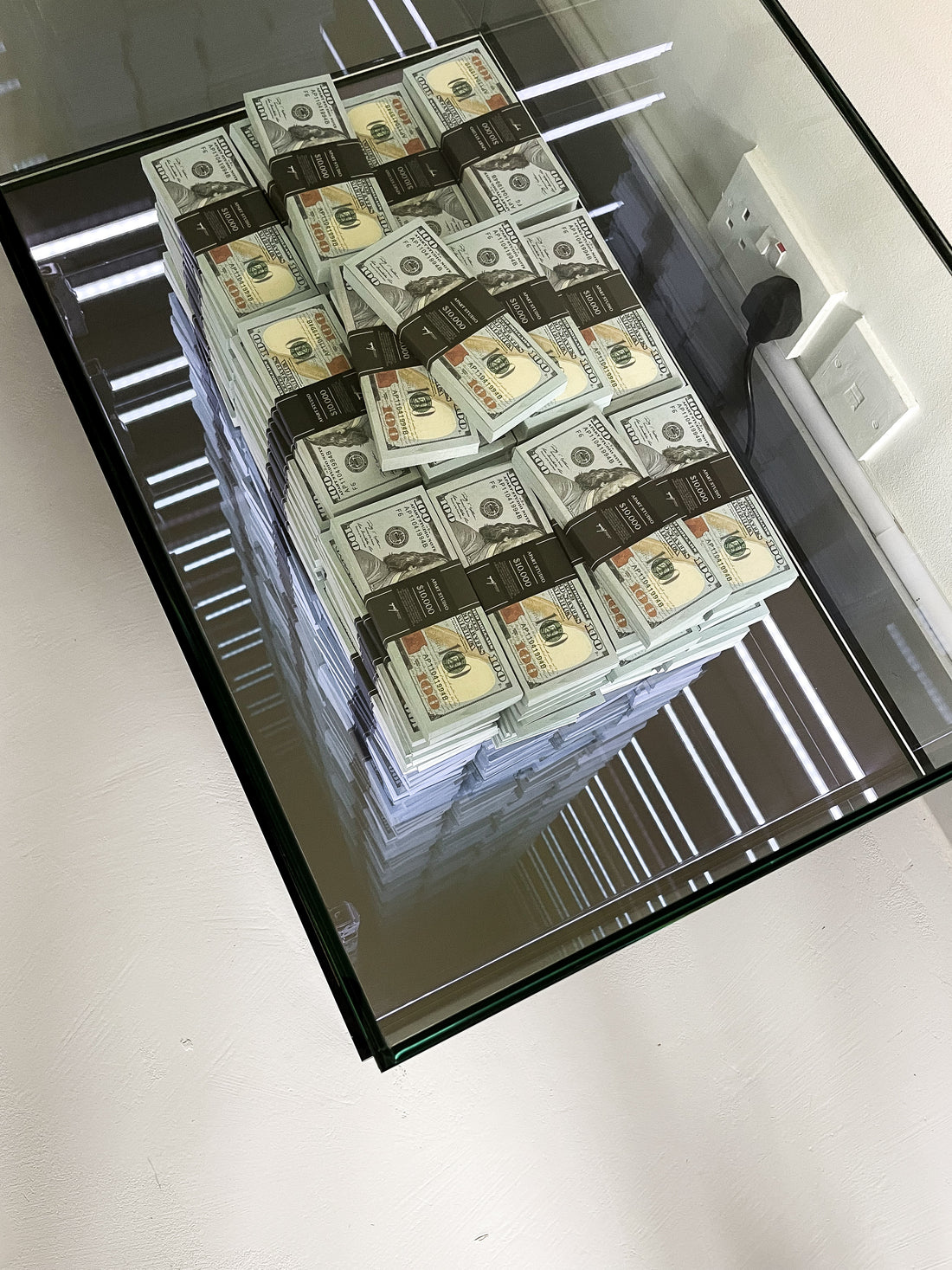 Infinite Money Table - USD - Apart studio