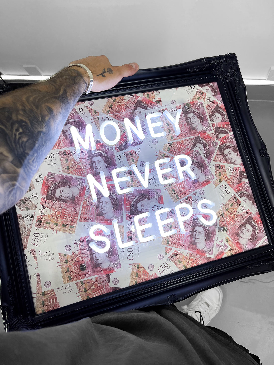 Money Never Sleeps V2 LED frame - GBP - Apart studio