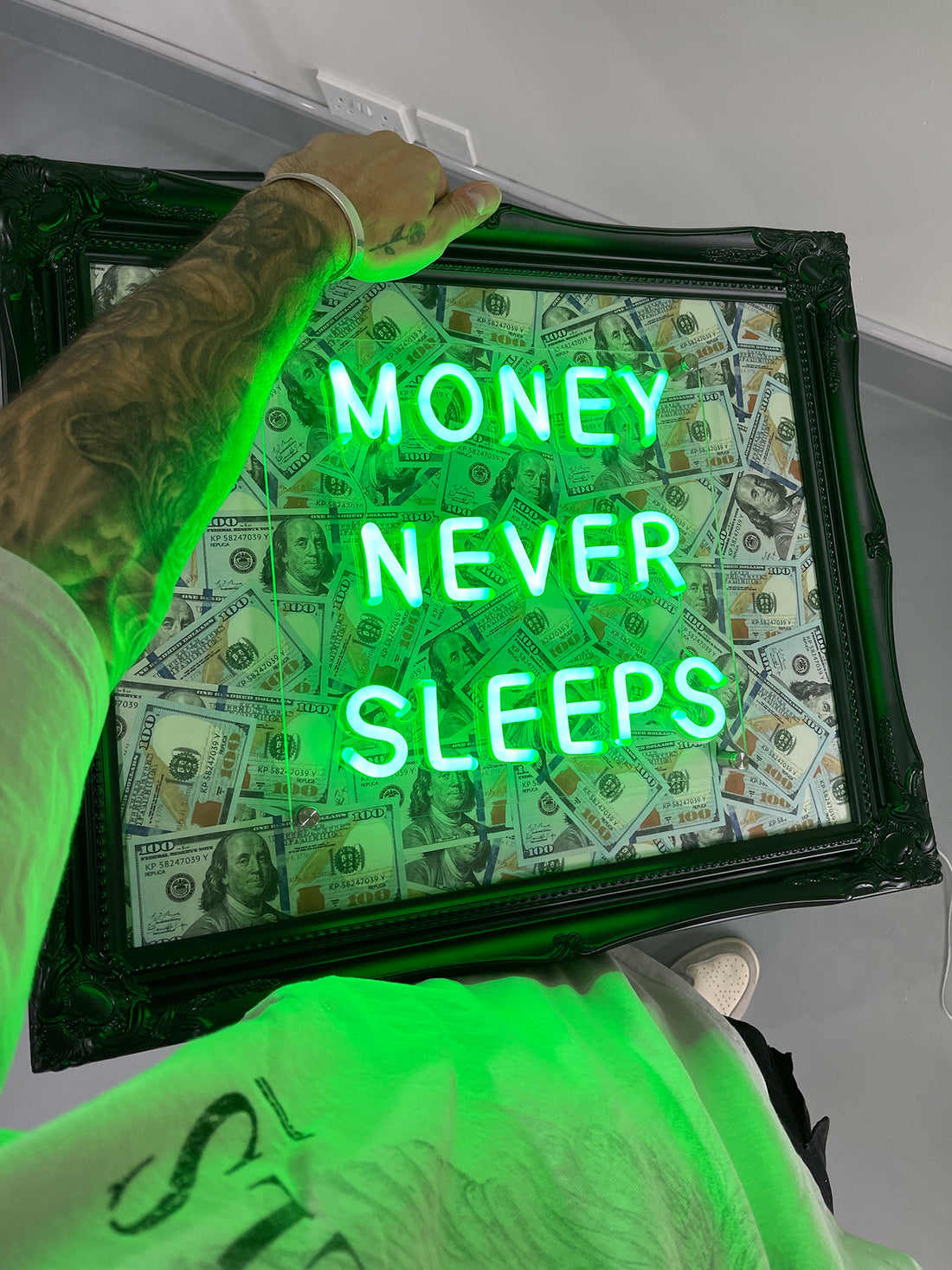 Money Never Sleeps V2 LED frame - USD - Apart studio