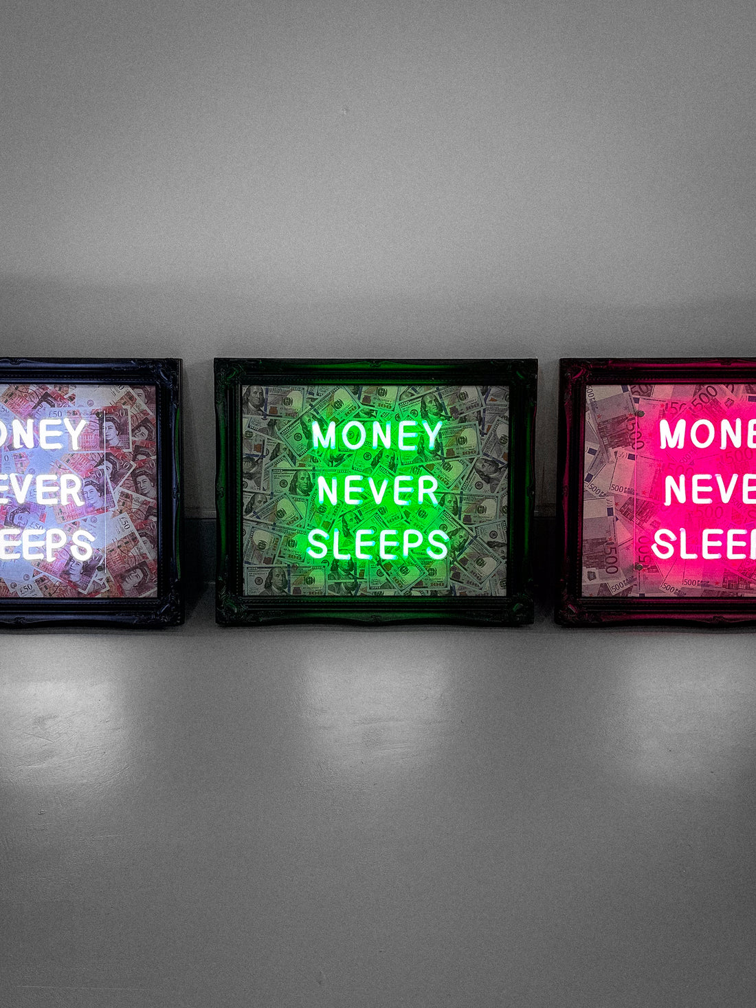 Money Never Sleeps V2 LED frame - GBP - Apart studio